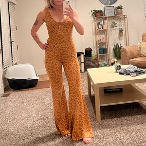 Free People Jumper. Sooo flattering and cute. Worn once. Size xs.